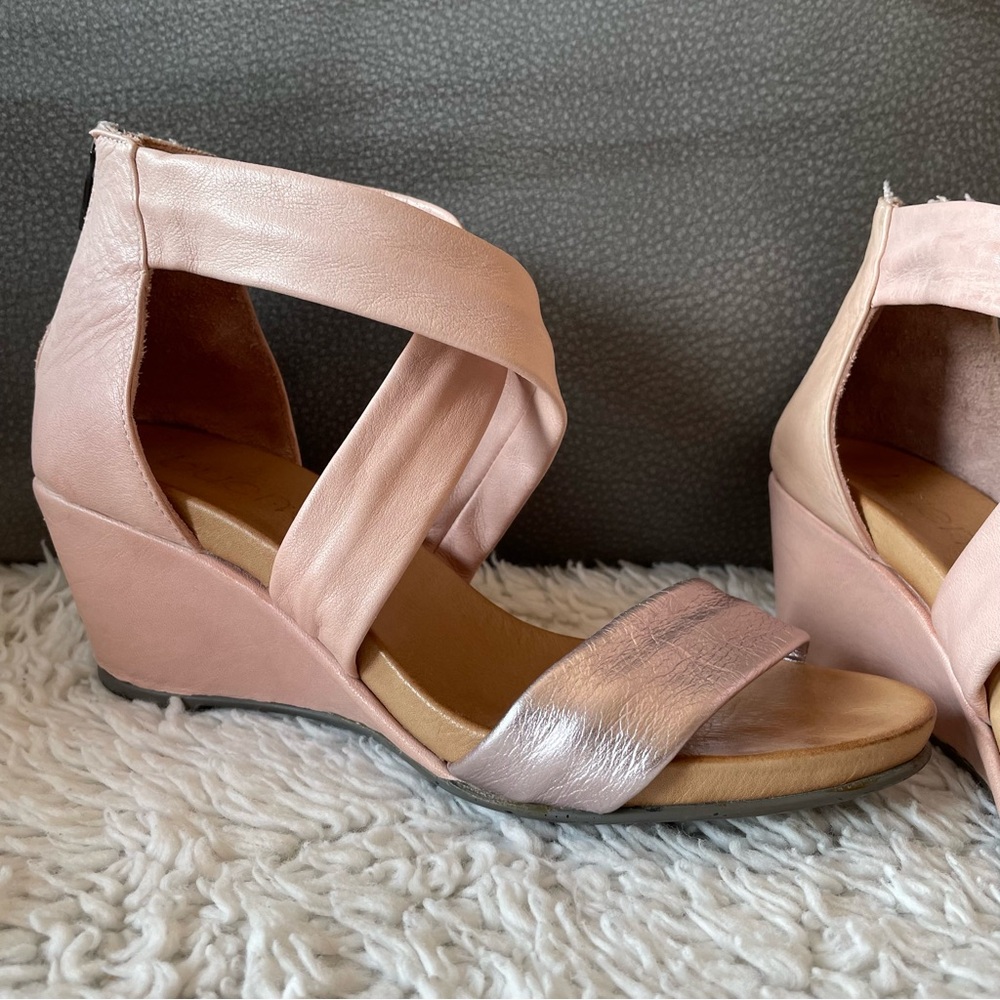 Bueno Light Pink Crisscross Leather Wedge Sandals